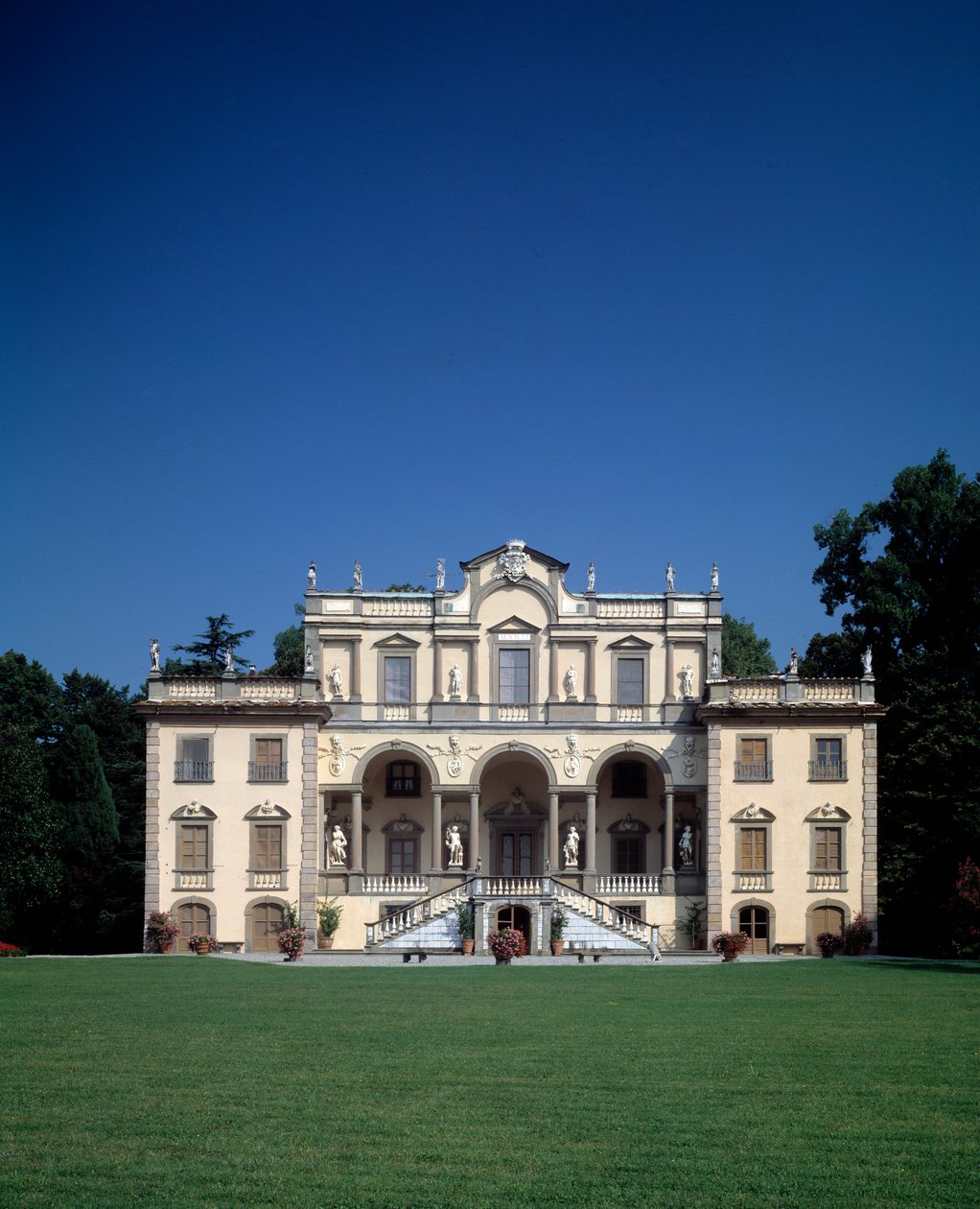 Villa Mansi homlokzata alkotó: Muzio (circle of) Oddi