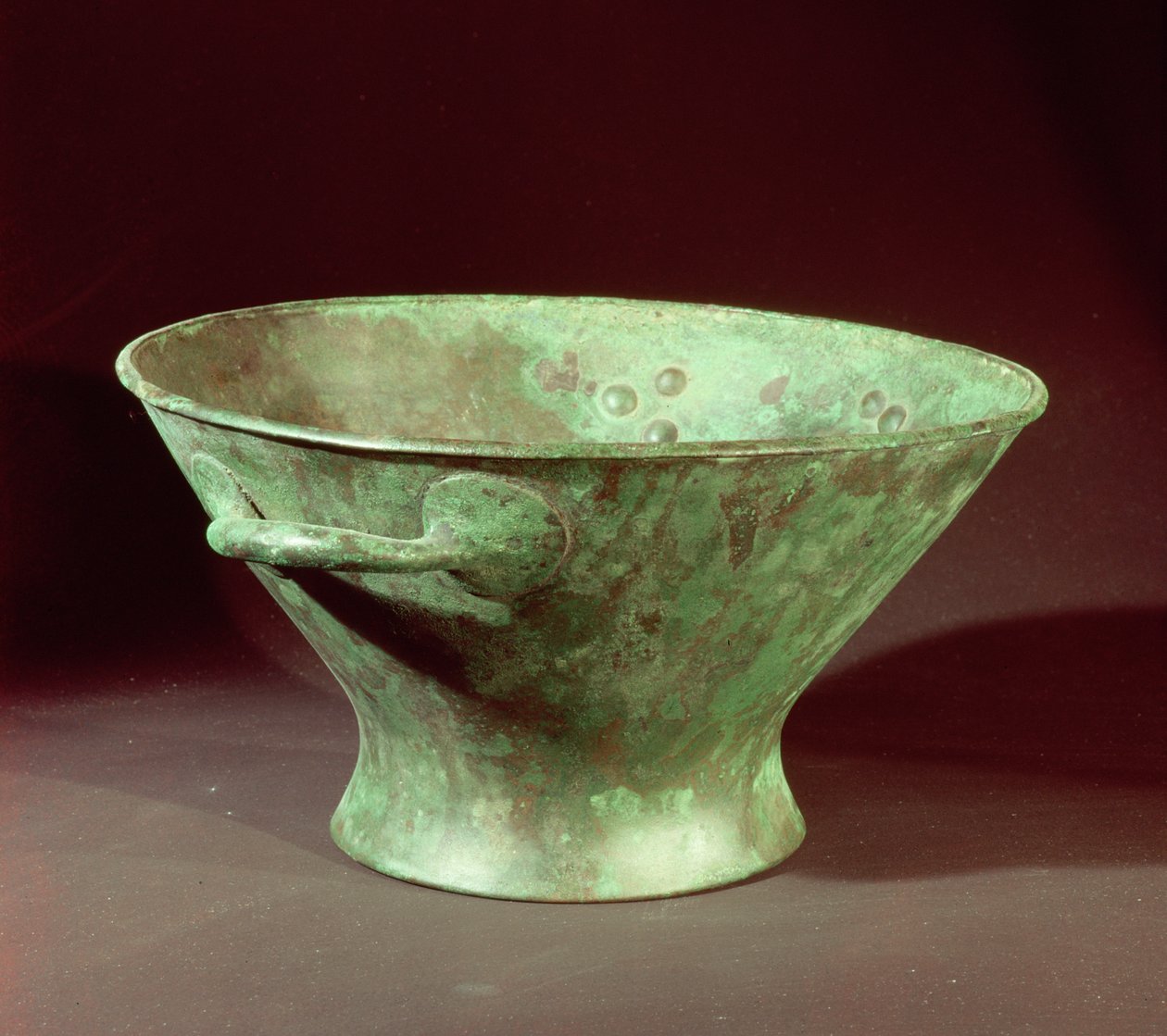 Tál az egyik kamrasírból, Mükéné, Kr.e. 1300 körül (bronz) alkotó: Mycenaean