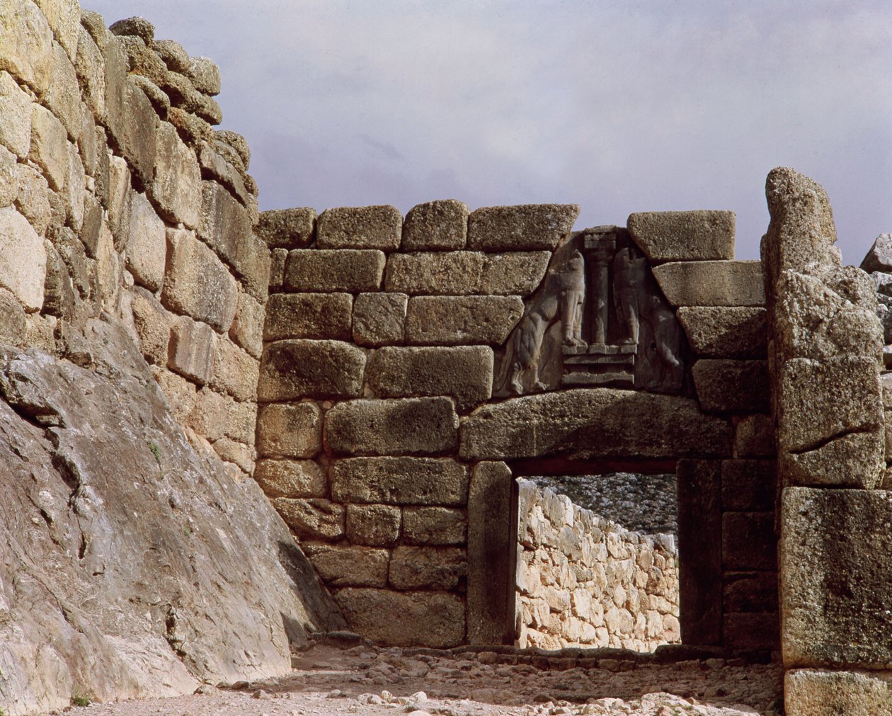 A palota bejáratánál lévő Oroszlános kapu látképe alkotó: Mycenaean