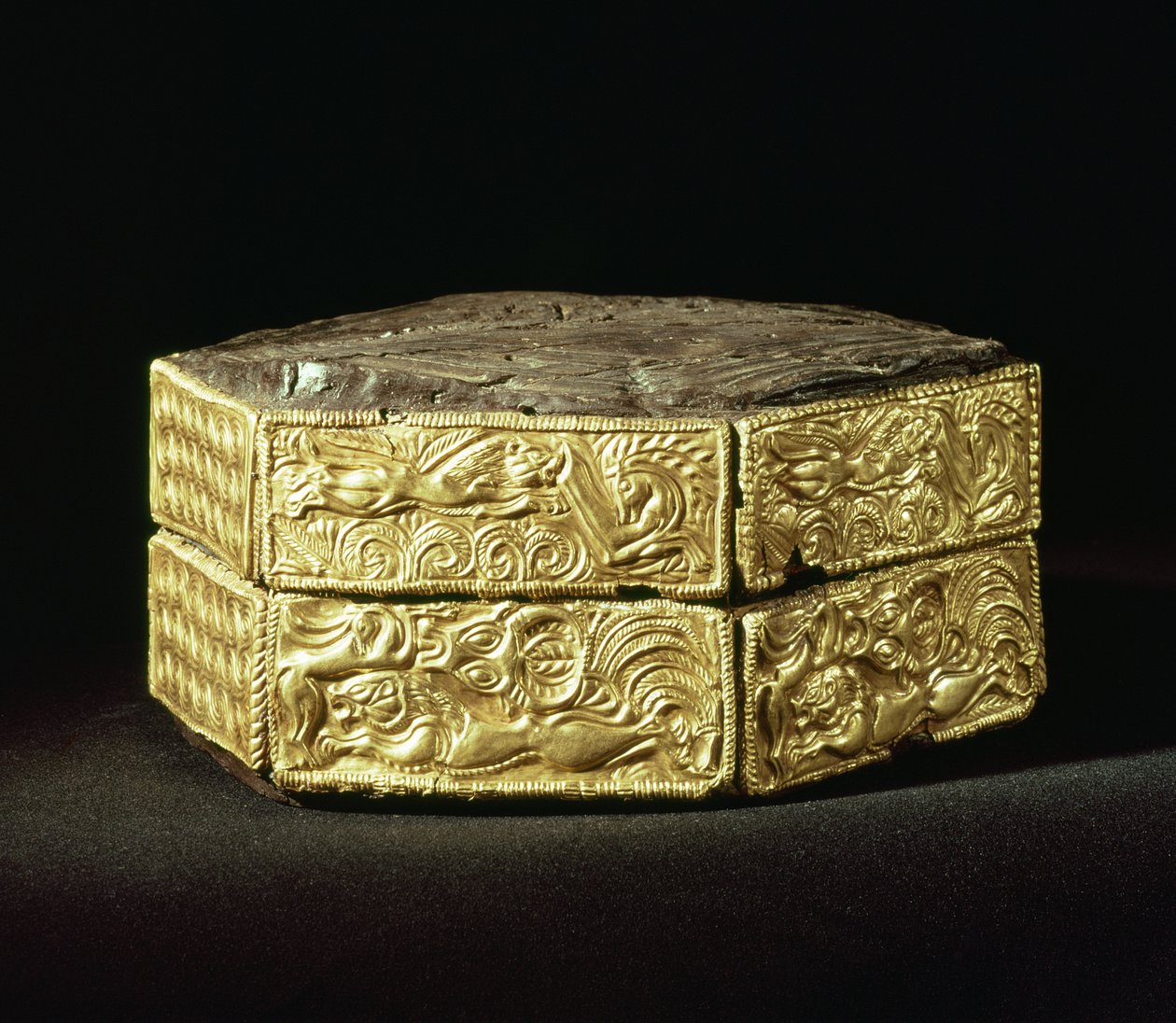 Hatszögletű pyxis állatokkal díszítve, V. sírból, A sírkörből, Mükénékből (fa és arany) alkotó: Mycenaean