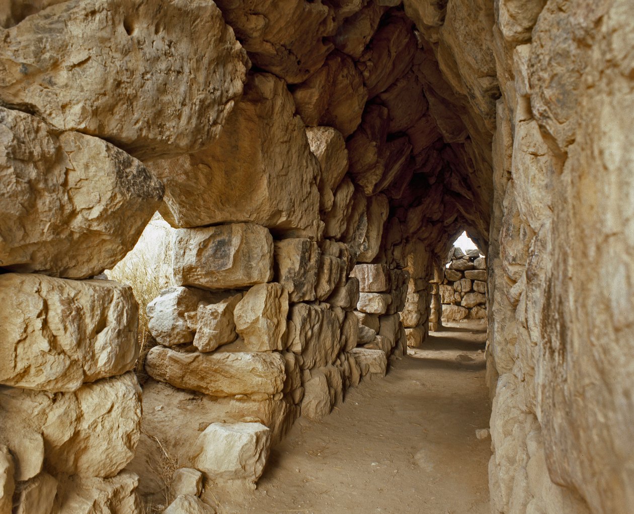 Mükén művészet: a mükénéi fellegvár fedett átjárója, Tiryns A város, ie 1200 körül. Görögország alkotó: Mycenaean