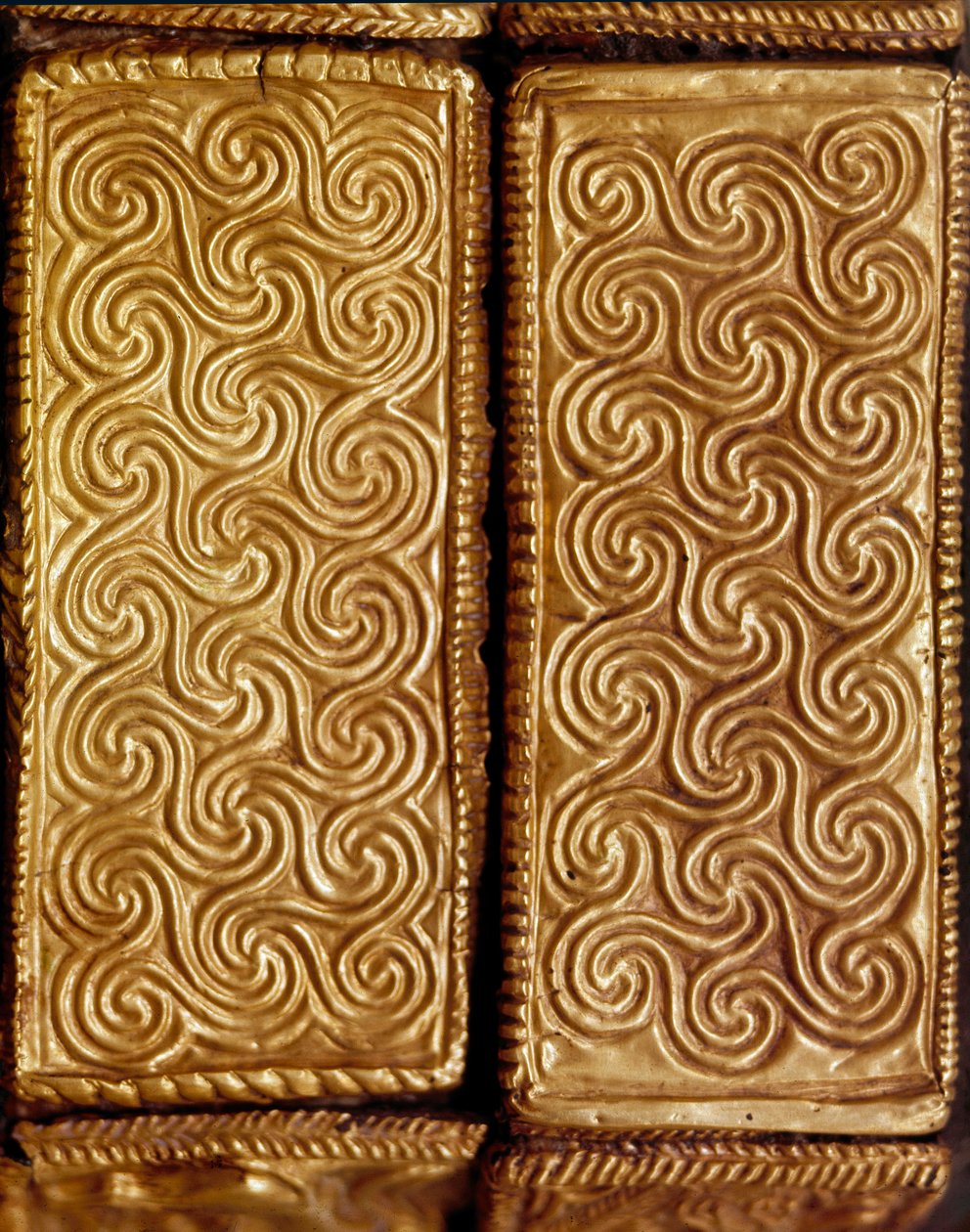 Mükénei művészet: aranylevelekkel borított fakazetta részlete, spirálok decoree V. sírból, Mycenes. Kr.e. 16. század. Athénész, Országos Régészeti Múzeum alkotó: Mycenaean