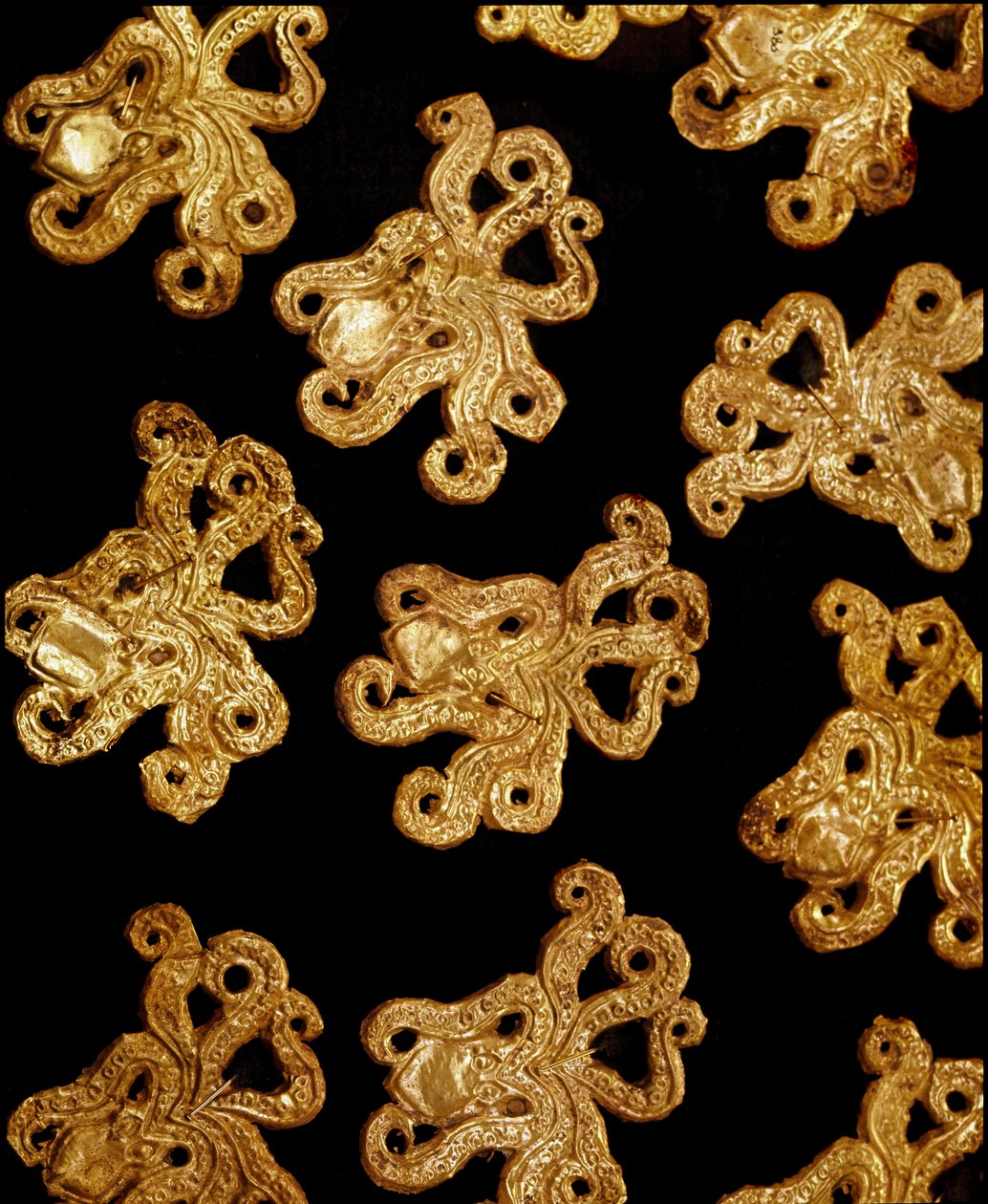 Mükénei művészet: kis arany polip fibulák a III. sírból, Mükéné. Kr.e. 16. század. Athénész, Országos Régészeti Múzeum alkotó: Mycenaean