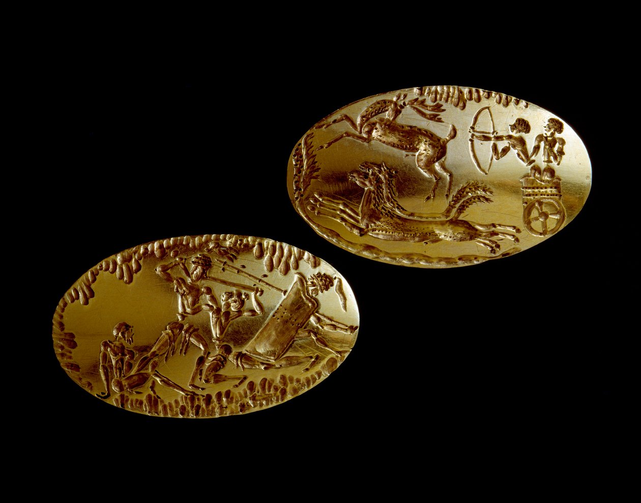 Mükén művészet: két aranypecsét, amelyet egy vadászjelenet ábrázol egy harckocsin, és egy harcos, aki három ellenféllel néz szembe. Kr.e. 1550-1100. Mükénész sírból IV. Athénész Nemzeti Régészeti Múzeum (240. és 241. szám) - Mükénészi művészet: két aranype alkotó: Mycenaean