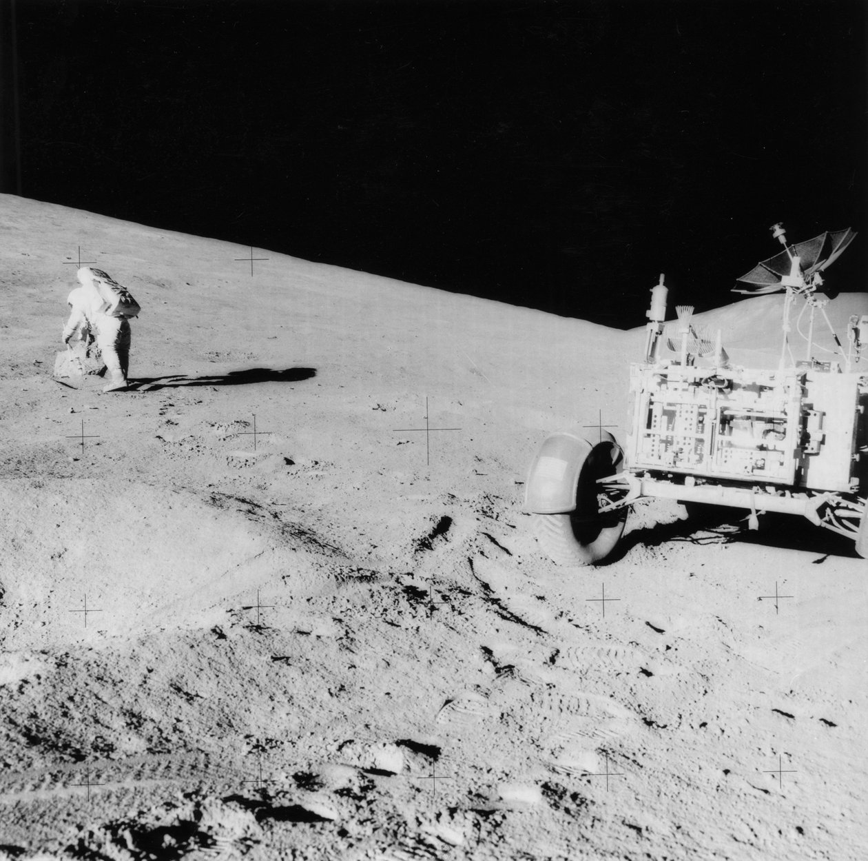 David Scott űrhajós (1932) a Hadley-delta lejtőjén az Apollo 15 során, 1971. alkotó: NASA Images