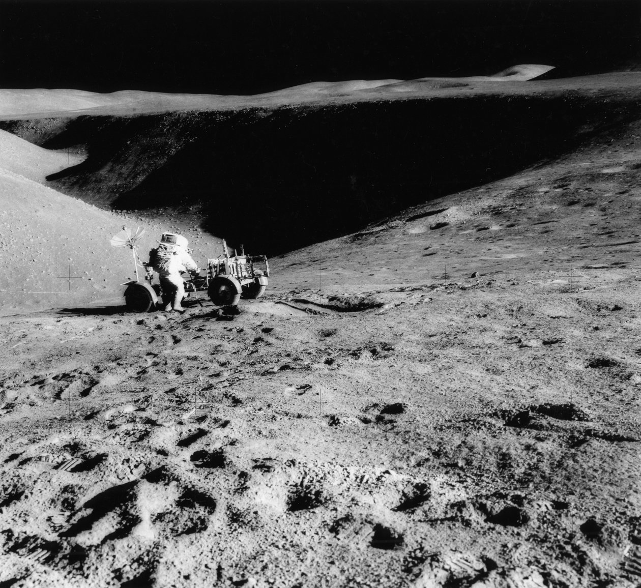 David Scott űrhajós (1932) a Hadley-delta lejtőjén az Apollo 15 során, 1971. alkotó: NASA Images