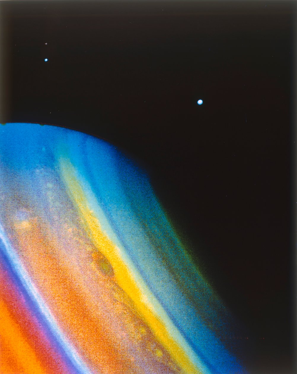 A Szaturnusz és Dione holdja a Voyager 2 űrszondáról nézve. alkotó: NASA Images
