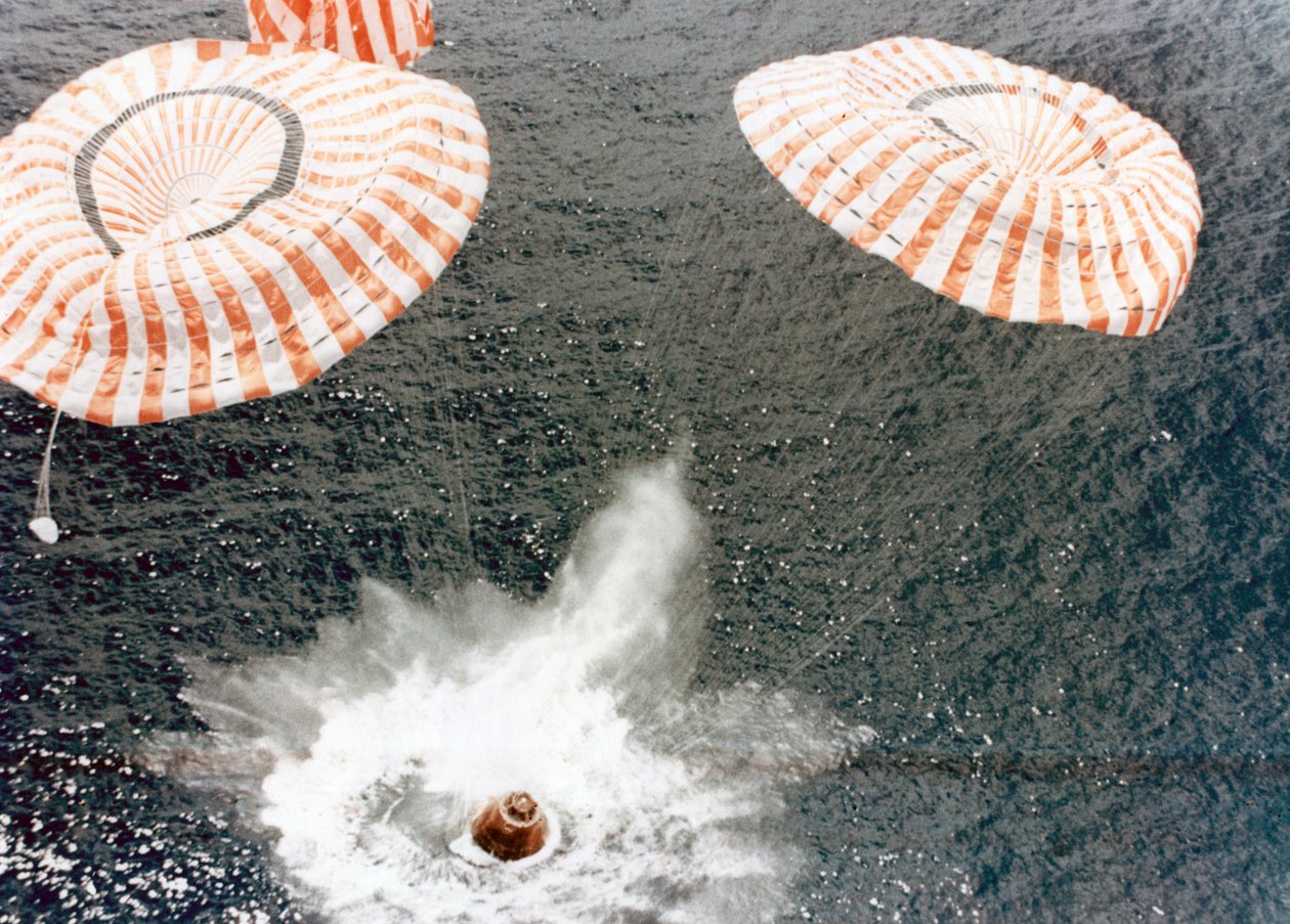 Az Apollo 15 kapszula az ejtőernyő meghibásodása ellenére biztonságosan landol, a Csendes-óceán közepén, 1971. alkotó: NASA Images