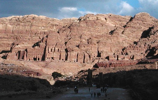 Kilátás a faragott homlokzatokra alkotó: Nabatean