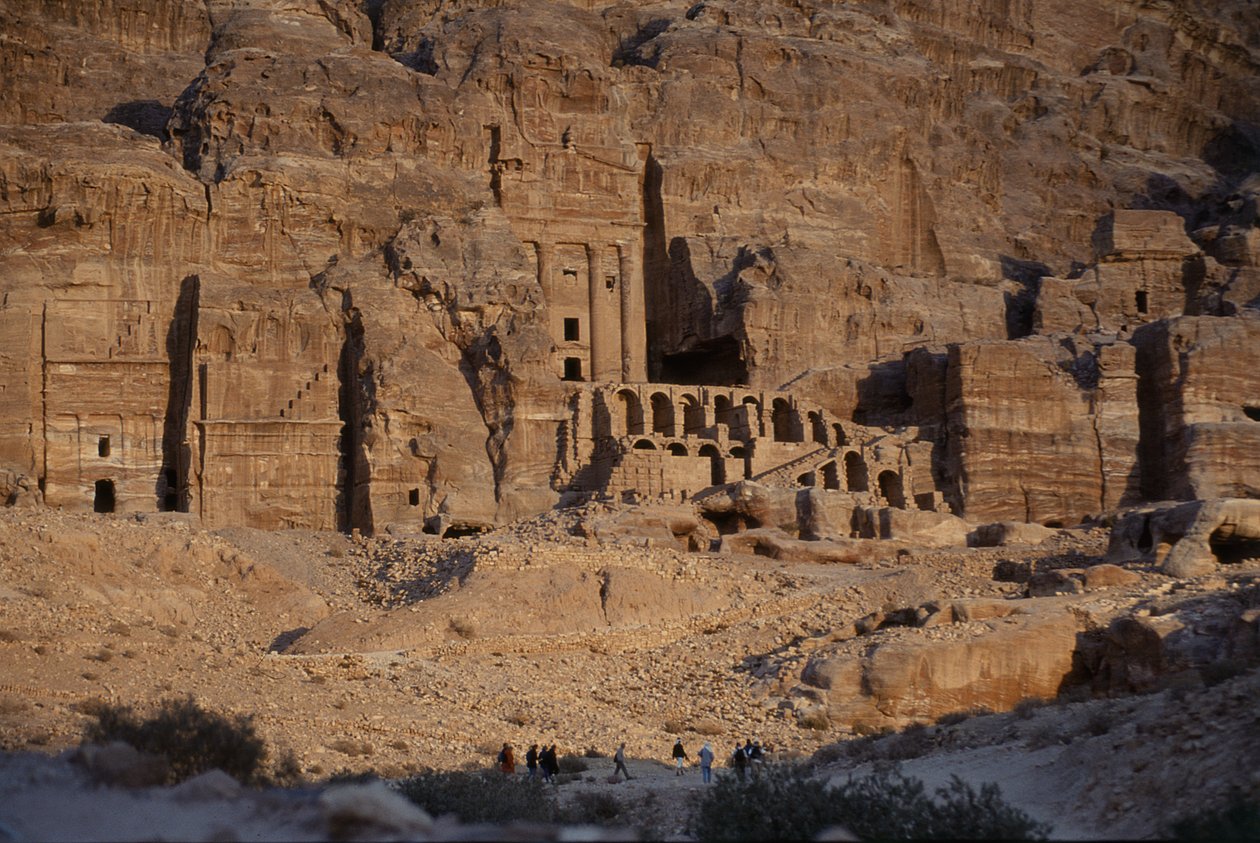 Kilátás a sziklába vágott sírokra alkotó: Nabatean