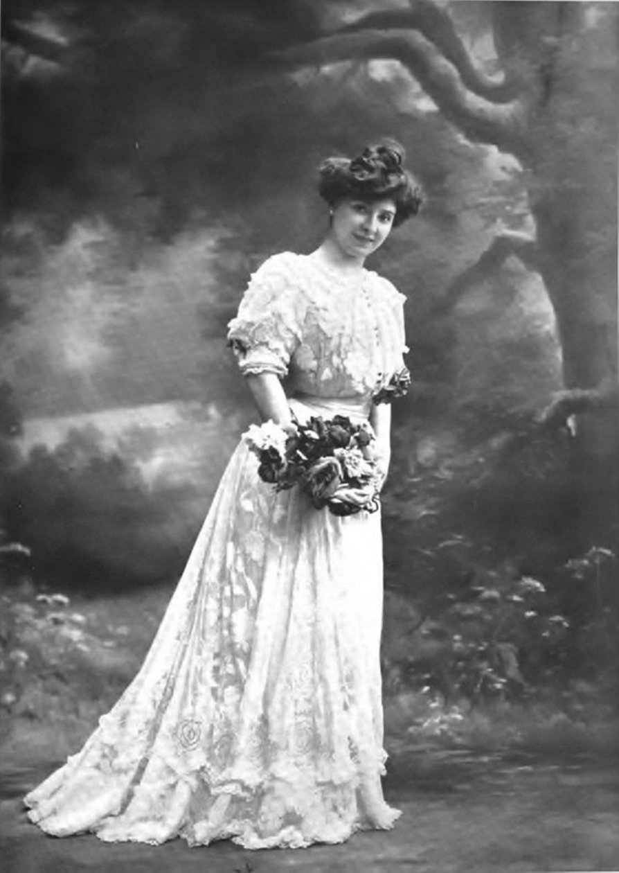 Amélie Diéterle Huguette szerepét tolmácsolja a Cœur de moineau című darabban, Louis Artus négy felvonásos vígjátékában a Théâtre de l