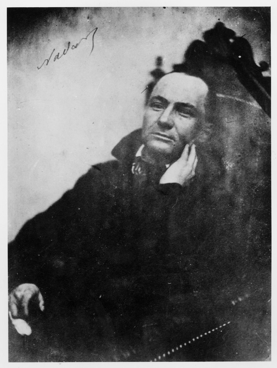 Charles Baudelaire (1821-67) XIII. Lajos karosszékében ül, 1855 alkotó: Nadar