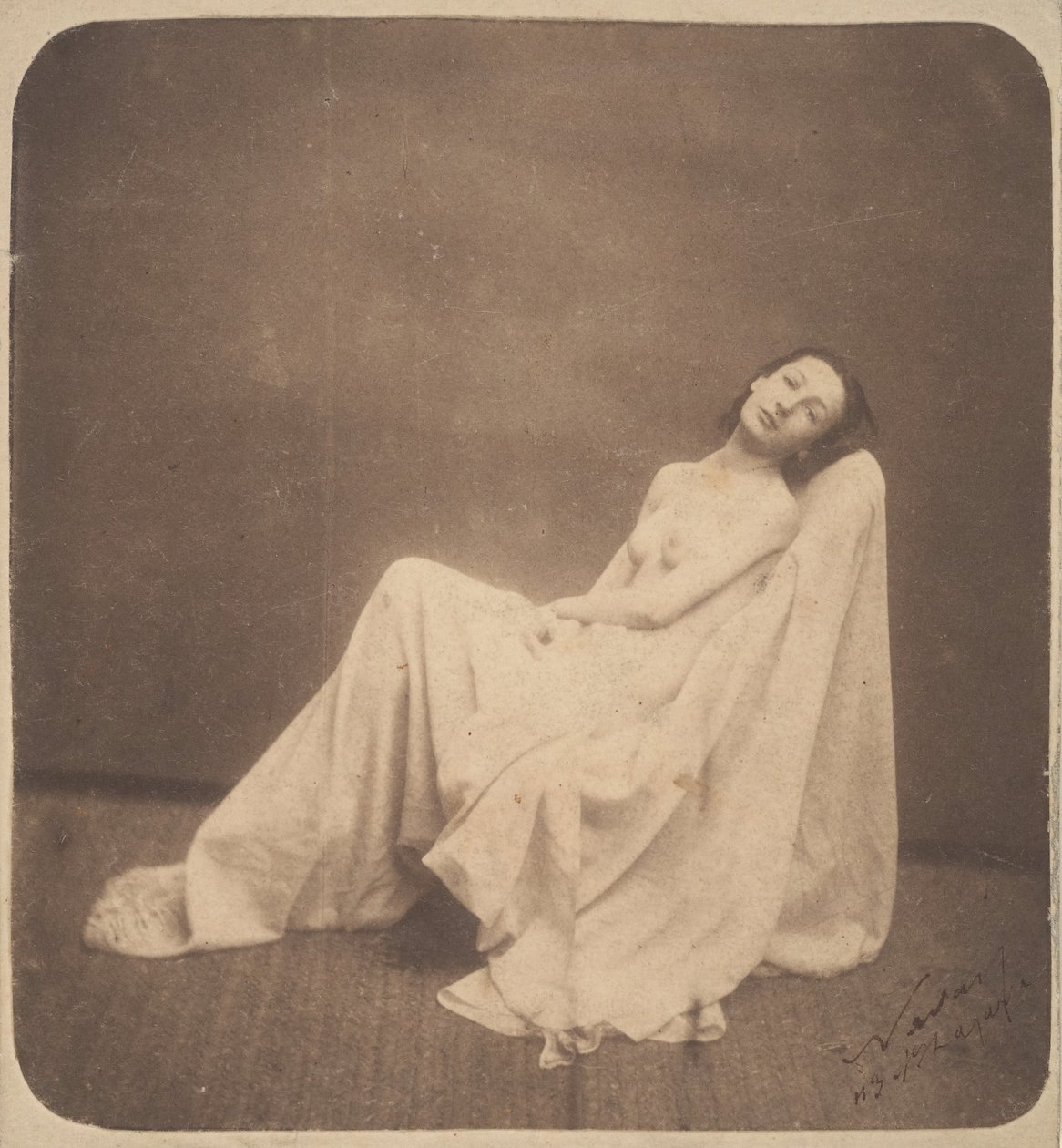 [Ülős modell, részben drapériás], 1856-59. alkotó: Nadar