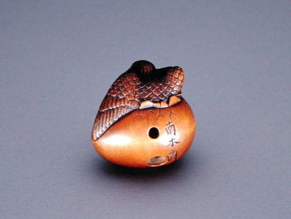 Netsuke, tojásból előbújó varjút ábrázol, 1840 körül (fa) (elölnézethez lásd: 194417) alkotó: Nambokusai Nambokusai
