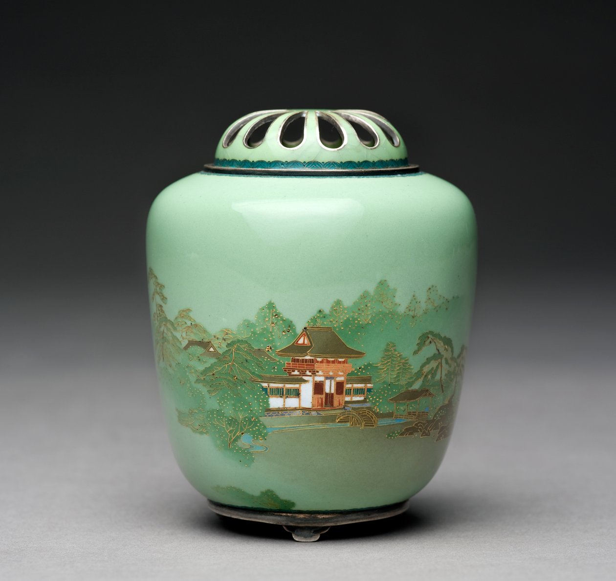 Koro bejárati kapuval fák között, 1905 körül (Cloisonne zománc) alkotó: Namikawa Yasuyuki