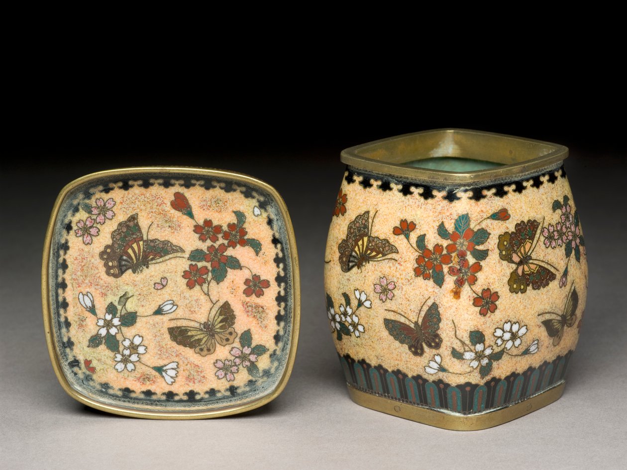 Dohányüveg és állvány pillangókkal és virágokkal, 1880 körül (cloisonne zománc) alkotó: Namikawa Yasuyuki