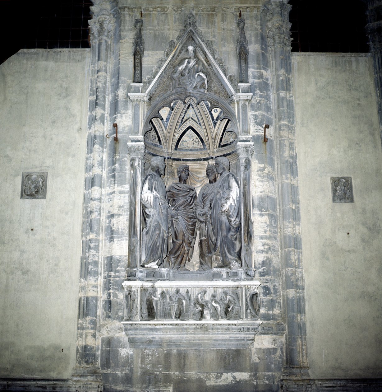 Tabernákulum négy koronás szenttel, a firenzei „Maestri di Pietra e di Legname” céh számára 1415 körül (márvány) alkotó: Nanni di Banco