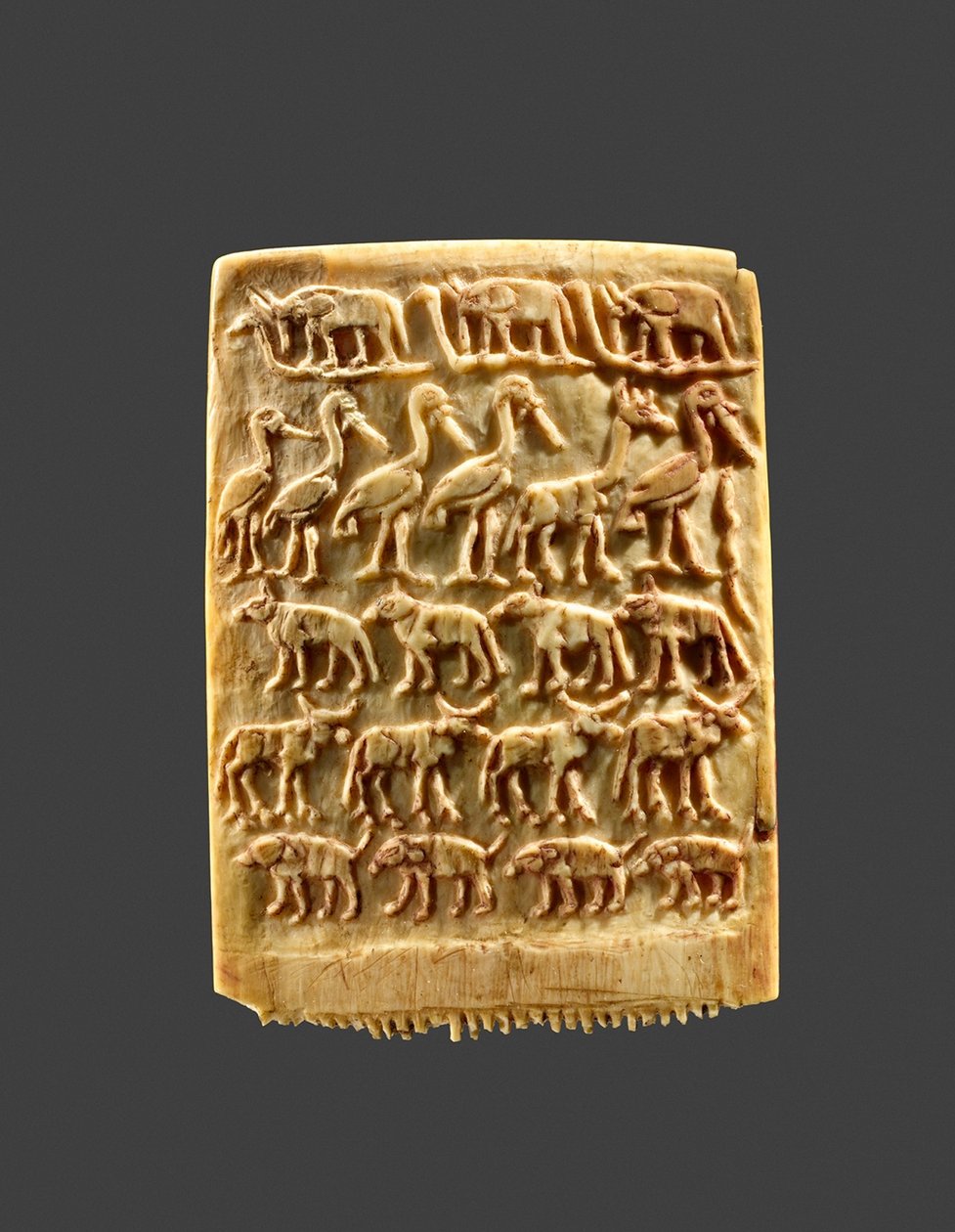 Vadállatok soraival díszített hajfésű, Kr.e. 3200–3100 (elefántcsont) alkotó: Naqada Period Egyptian