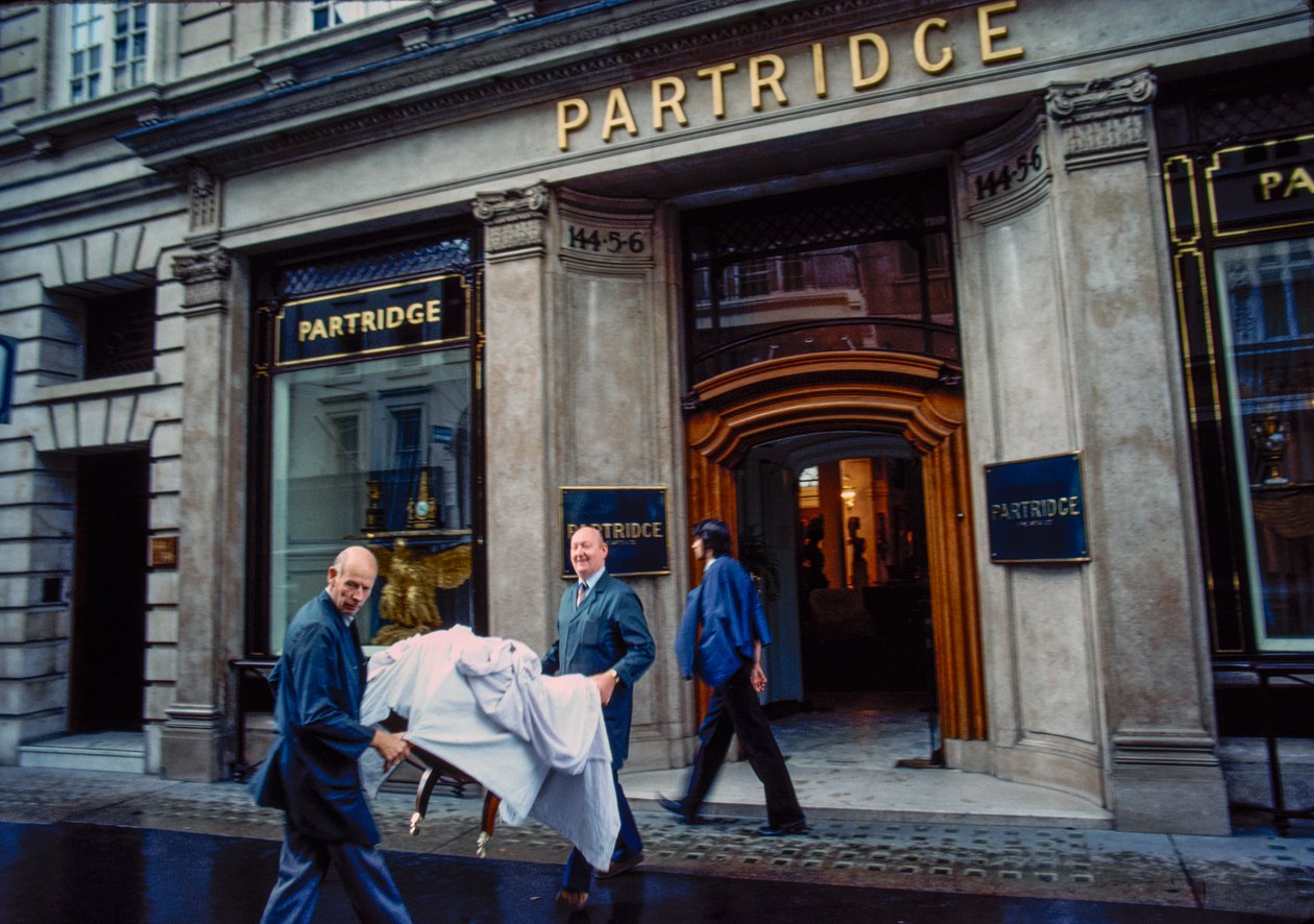 Partridge Antiques hajófront és kirakatok a Bond Street-en, London, Egyesült Királyság alkotó: Nathan Benn