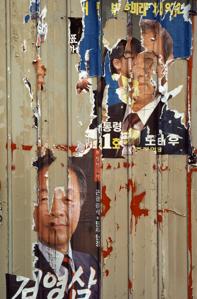 Összetépett kampányplakátok a Roh Tae Woo, Kim Young Sam és K... alkotó: Nathan Benn