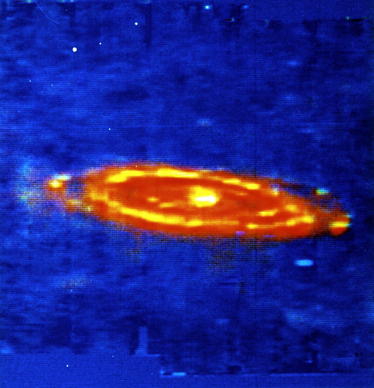 Androméda galaxis (M 31) - spirál. Az infravörös képet az IRAS (Infrared Astronomical Satellite) készítette. A szabad szemmel látható legtávolabbi tárgy. NASA fénykép. alkotó: National Aeronautics and Space Administration National Aeronautics and Space Administration