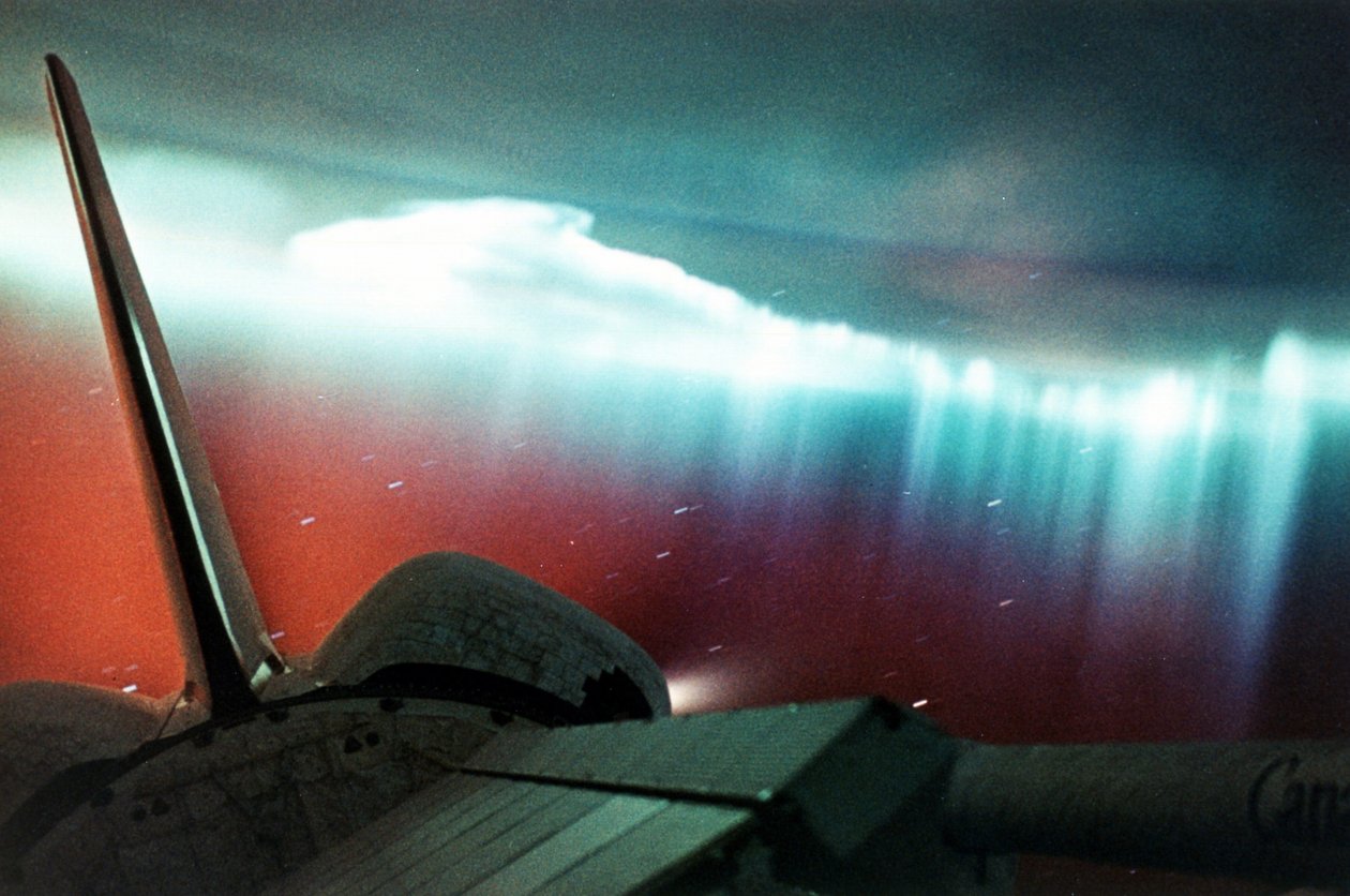 Aurora Australis (függönyforma) az Endeavour űrrepülőgépről nézve, amelynek egy része a jobb felső előtérben látható. 1994. április. NASA fénykép. alkotó: National Aeronautics and Space Administration National Aeronautics and Space Administration