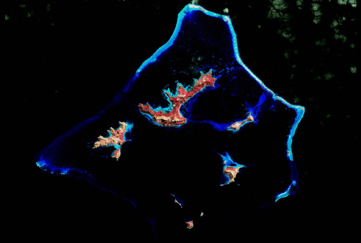 A NASA Landsat 7 műholdja által fényképezett korallzátony. Köszönet a NASA-nak. Tudományos Földtan Oceanográfia alkotó: National Aeronautics and Space Administration National Aeronautics and Space Administration