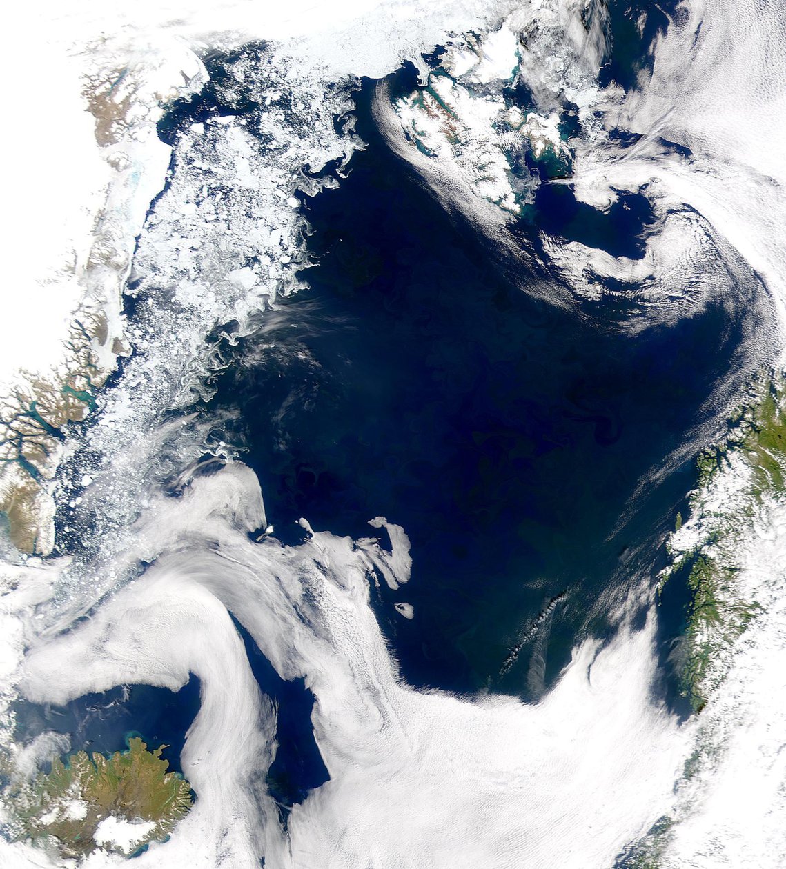 A SeaWiFS Project, a NASAGoddard Űrrepülési Központ és az ORBIMAGE által biztosított hitelek A Grönland-tenger és a Norvég-tenger hideg, termővizei láthatók ezen a SeaWiFS-képen. alkotó: National Aeronautics and Space Administration National Aeronautics and Space Administration