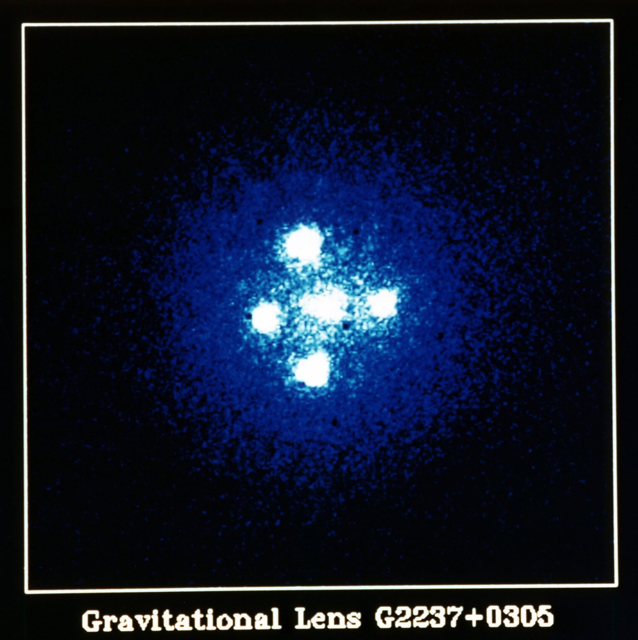 Einstein Cross Quasar: Gravitation Lens G2237 plus 0305. NASA fénykép. alkotó: National Aeronautics and Space Administration National Aeronautics and Space Administration
