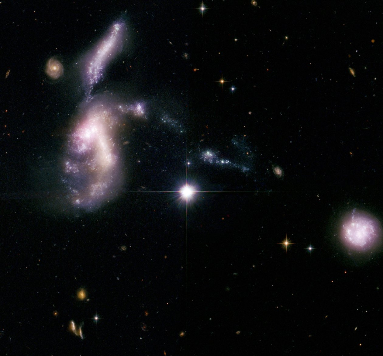 Hickson Compact Group 31, a Paul Hickson kanadai csillagász által katalogizált 100 kompakt galaxiscsoport egyike. Köszönet a NASA-nak. Tudomány Csillagászat alkotó: National Aeronautics and Space Administration National Aeronautics and Space Administration