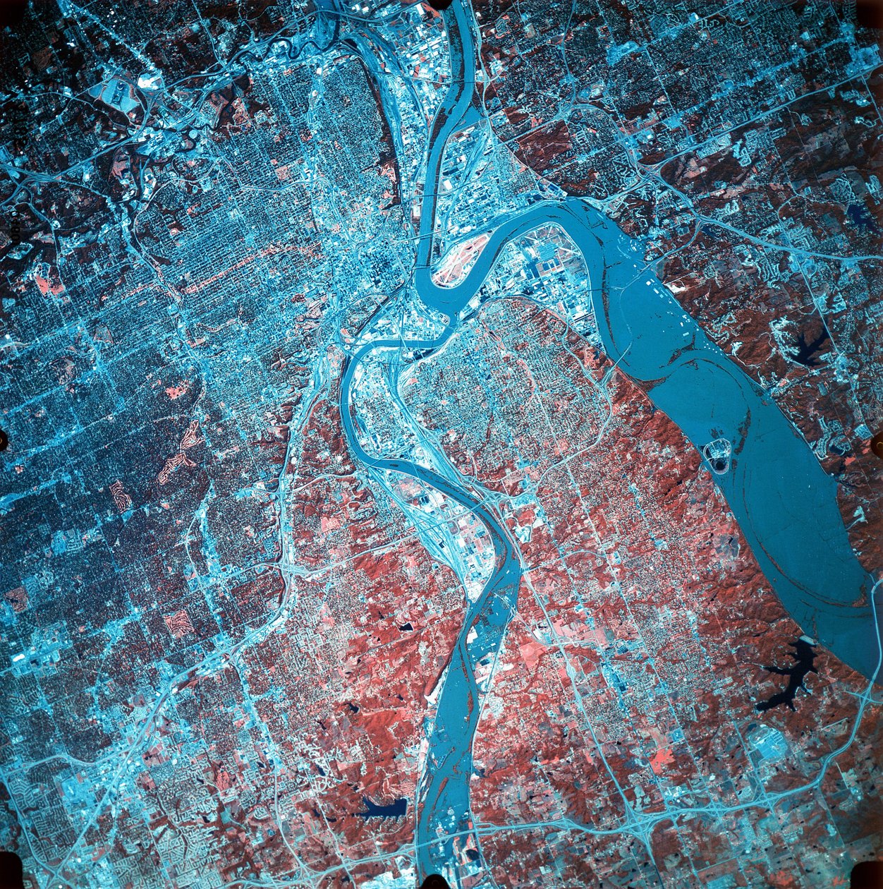 Infravörös fénykép Missouri és Kansas folyók összefolyásáról, 1993. július 19-én erős áradások idején (északon, jobb felső sarokban). A NASA ER-2 repülőgépéről készült. NASA fénykép. alkotó: National Aeronautics and Space Administration National Aeronautics and Space Administration