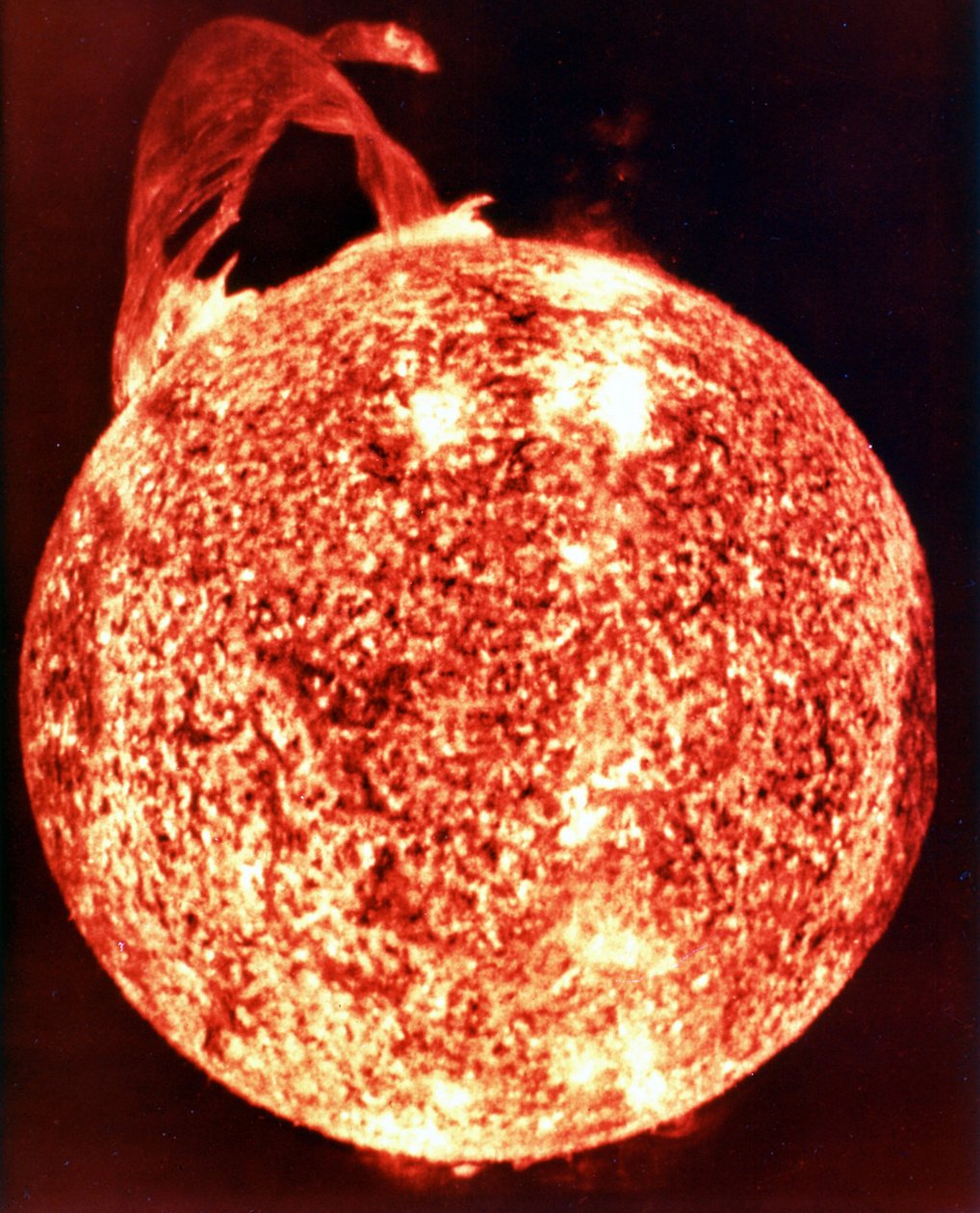 A valaha feljegyzett egyik leglátványosabb napkitörés (bal felső sarokban), amely több mint 588 000 km-t ível át a Nap felszínén. NASA fénykép. alkotó: National Aeronautics and Space Administration National Aeronautics and Space Administration