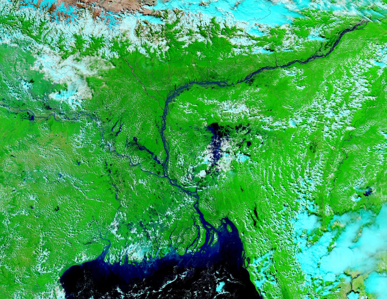 Műholdfelvétel, 2002. október 5., amely Indiában és Bangladesben vizes alföldeket mutat. Élénkkék a folyók, tavak és elárasztott területek. A sötét terület középső előterében a Bengáli-öböl látható. Köszönet a NASA-nak. alkotó: National Aeronautics and Space Administration National Aeronautics and Space Administration