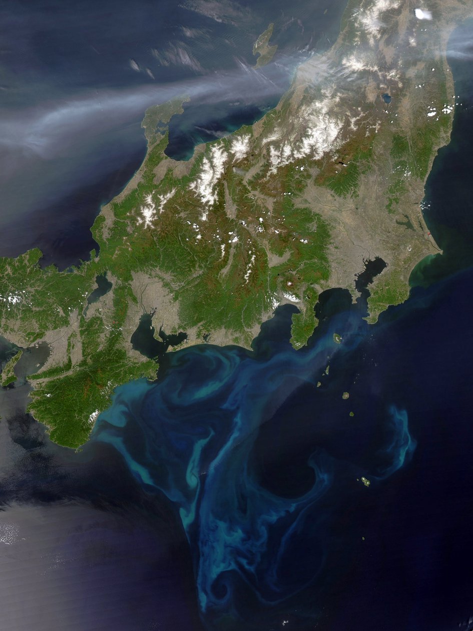 Műholdas kép a japán Honshuról, 2005. május 4-én, sűrű füstsugárral, amely nyugat felől átszelte a szigetet, ahol Észak-Koreában heves tüzek égtek. Köszönet a NASA-nak. Tudomány Föld Geológia Pollutio alkotó: National Aeronautics and Space Administration National Aeronautics and Space Administration