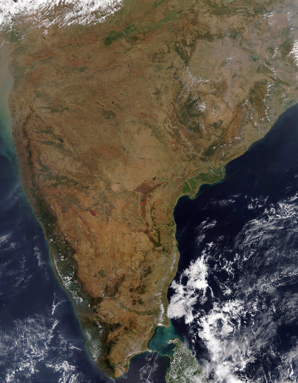 Műholdas kilátás az Indiai-félszigetre. Sri Lanka a jobb alsó sarokban látható felhő alatt. Köszönetnyilvánítás: NASA. Tudomány Földföldtan Oceanográfia alkotó: National Aeronautics and Space Administration National Aeronautics and Space Administration