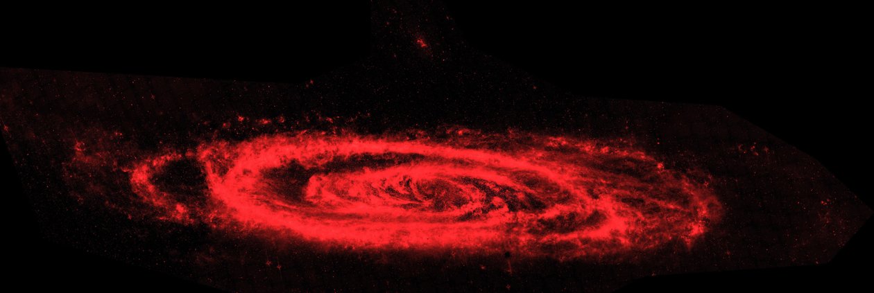 A Spitzer Űrteleszkóp infravörös kompozit felvételei az Androméda galaxisról. A fő kép kiemeli a kontrasztot a galaxisok hullámzó porhullámai (vörös) és az idősebb csillagok sima tengere között. Köszönet a NASA-nak alkotó: National Aeronautics and Space Administration National Aeronautics and Space Administration
