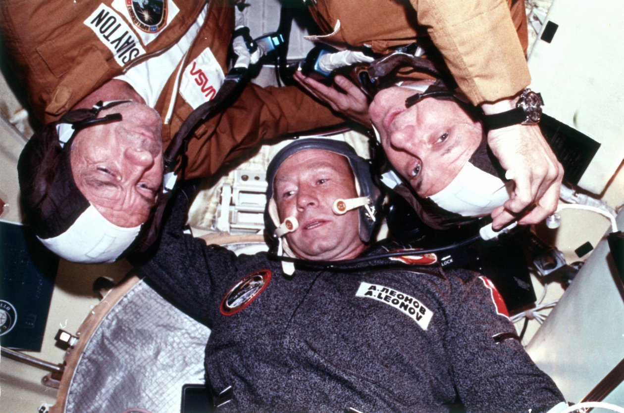 A közös Szovjetunió ASTP két legénysége a Föld körüli pályán dokkolt. NASA fénykép alkotó: National Aeronautics and Space Administration National Aeronautics and Space Administration
