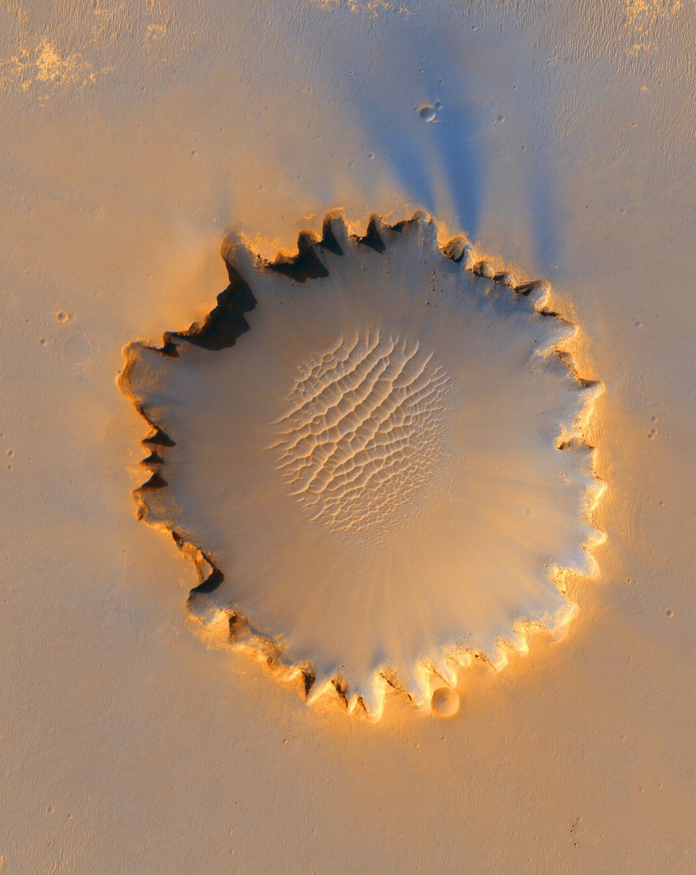 Victoria-kráter, becsapódási kráter a Meridiani Planumnál, a Mars egyenlítője közelében, körülbelül 800 méter átmérőjű. A kopott peremet az erózió okozza. Köszönet a NASA-nak. Tudomány Csillagászati Bolygó alkotó: National Aeronautics and Space Administration National Aeronautics and Space Administration