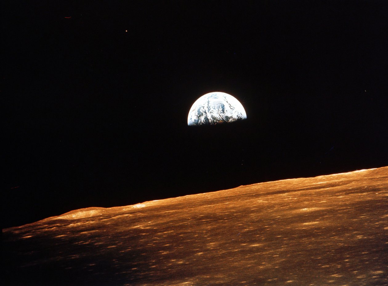 A Föld képe az Apollo 10-ről körülbelül 100 000 mérföldről. Európa, Ázsia és Afrika egyes részei láthatóak némi felhőtakaróval. NASA fénykép. alkotó: National Aeronautics and Space Administration National Aeronautics and Space Administration