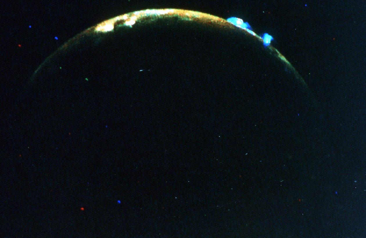 Vulkánkitörés a Jupiter holdján, íme. Felső: Tollas 5: Alsó: Tollas 6. Voyager II. NASA fénykép. alkotó: National Aeronautics and Space Administration National Aeronautics and Space Administration