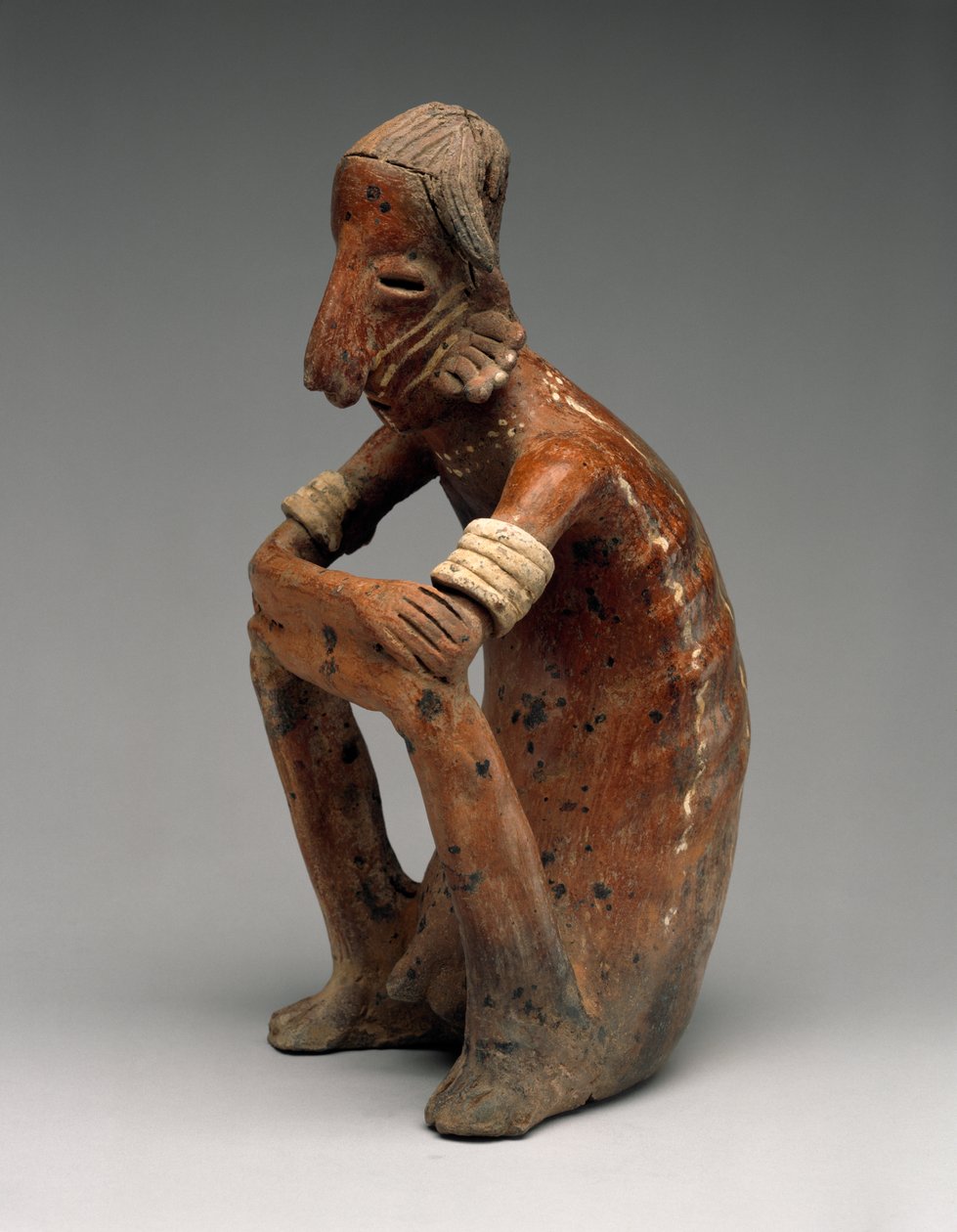 Lesoványodott ülő férfi, Proto-Classic, 100 BC- AD 300 (cserép, polikróm festéssel) alkotó: Nayarit