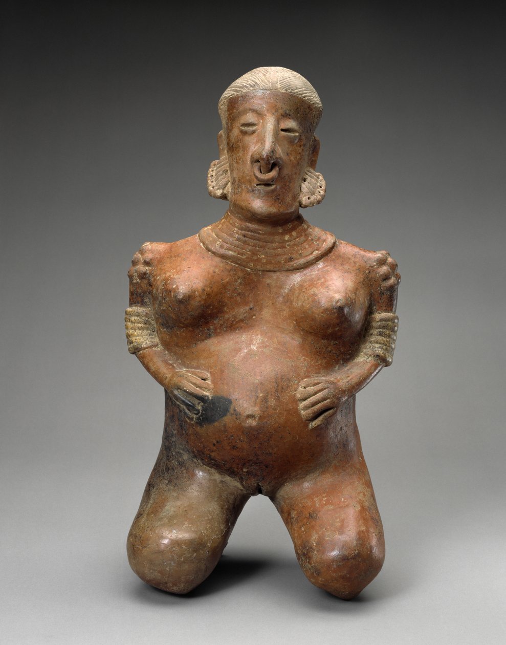Térdelő terhes nő, Kr.e. 300-i.sz. 300 (cserépedény csúszdával) alkotó: Nayarit Nayarit