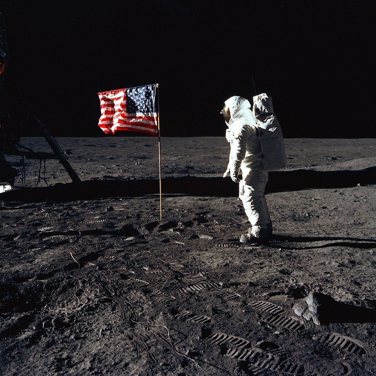 Buzz Aldrin és az Egyesült Államok zászlaja a Holdon, 1969. alkotó: Neil Armstrong