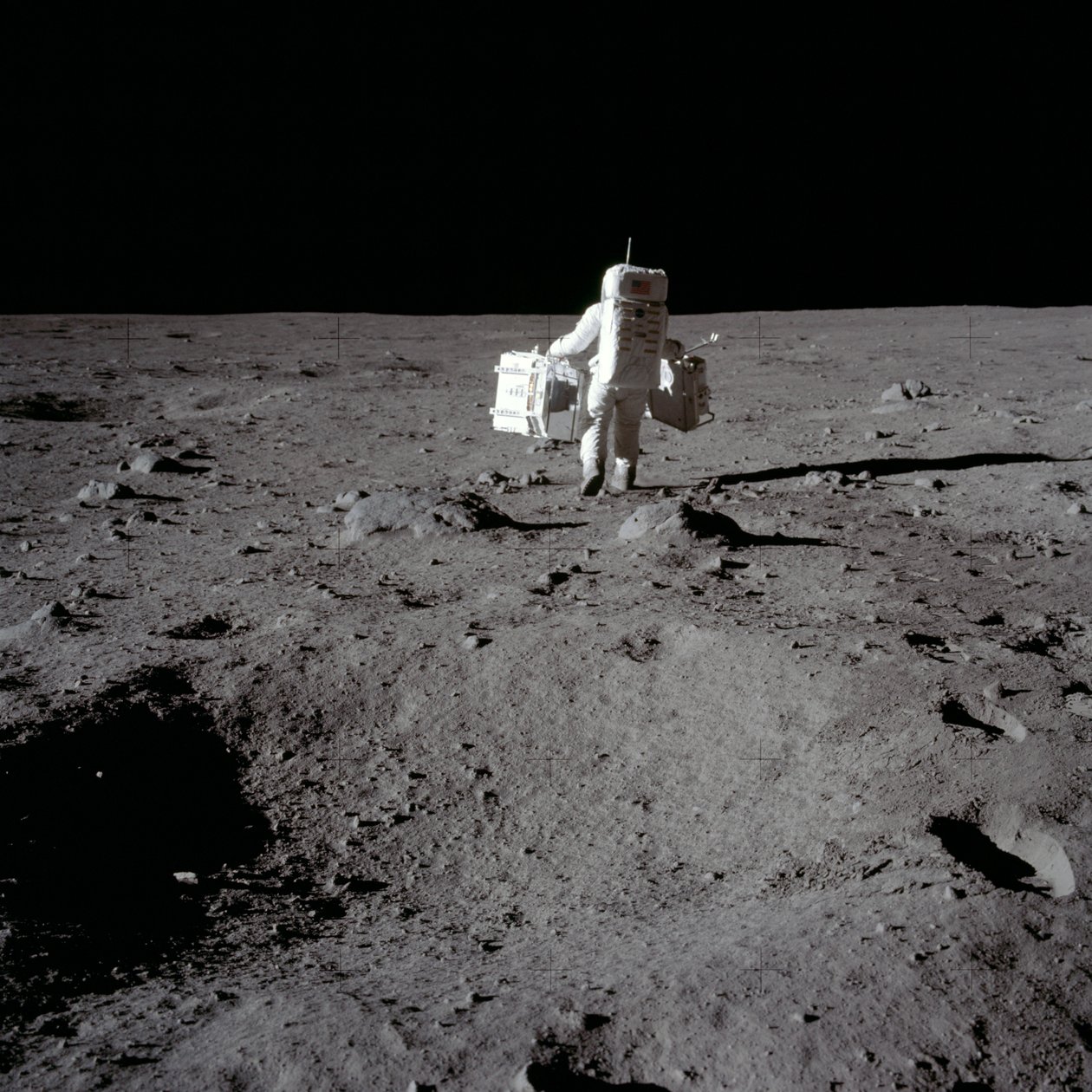 Buzz Aldrin kísérletet hajt végre a Hold felszínén, Apollo II küldetés, 1969. július. alkotó: Neil Armstrong