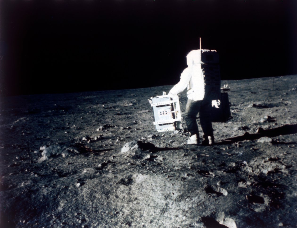 Buzz Aldrin kísérletet hajt végre a Hold felszínén, Apollo II küldetés, 1969. július. alkotó: Neil Armstrong