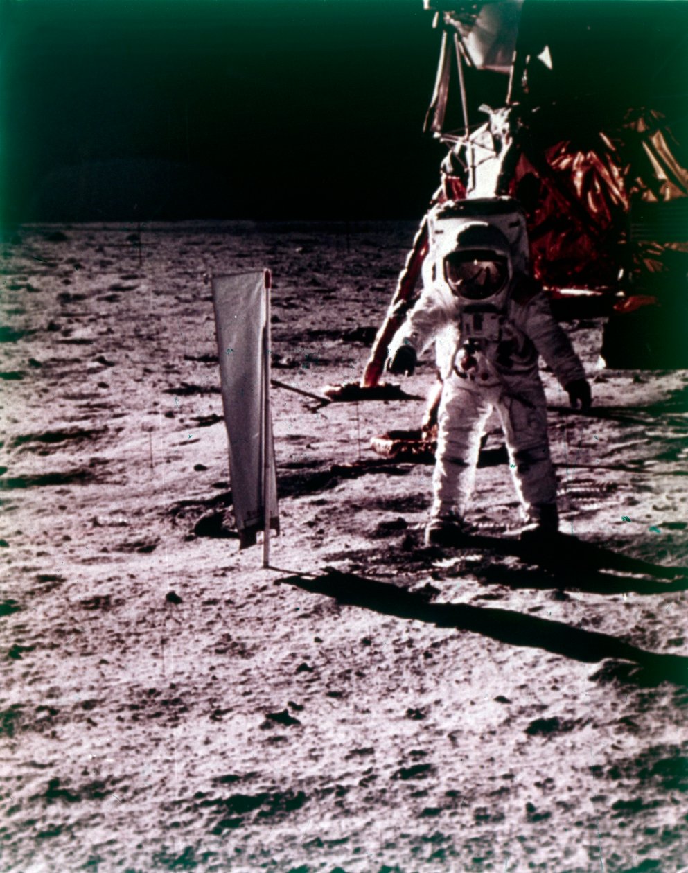 Buzz Aldrin napszélkollektort telepít a Hold felszínére, az Apollo 11 küldetése során, 1969. július. alkotó: Neil Armstrong