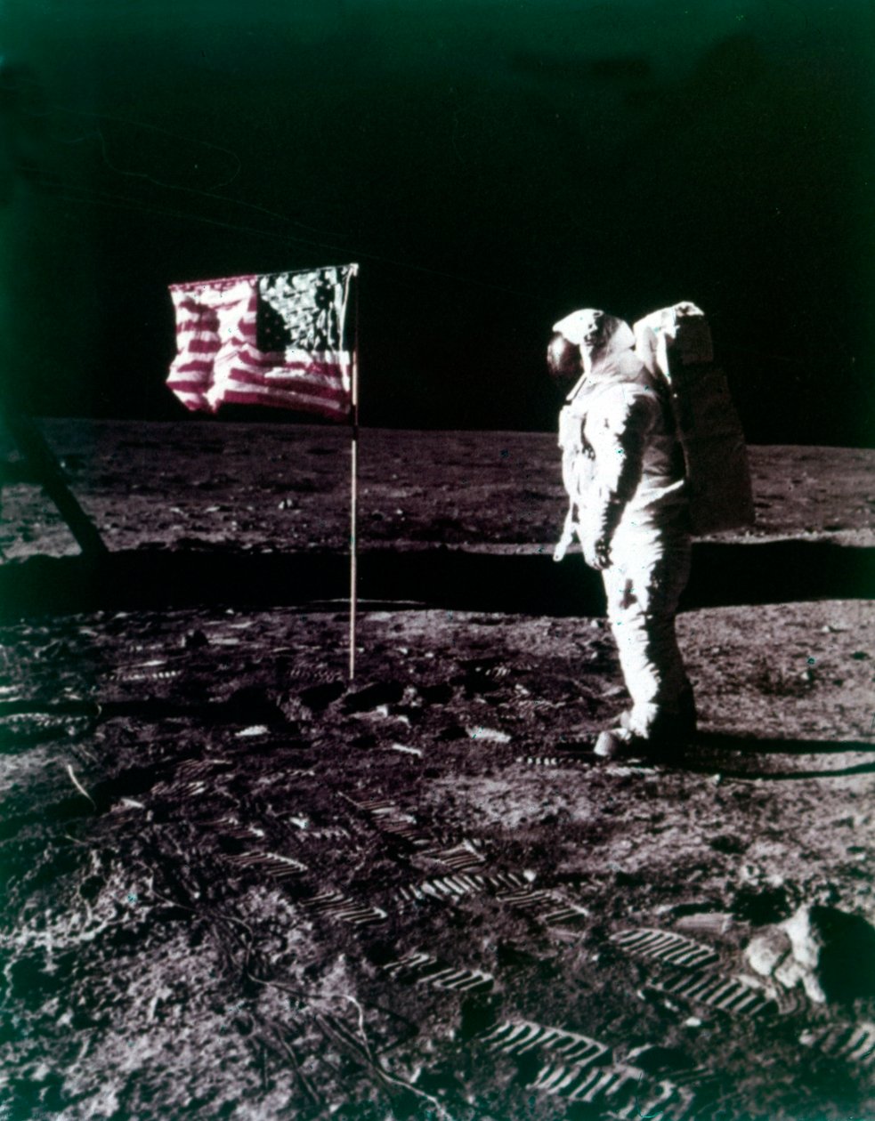 Buzz Aldrin az amerikai zászló mellett áll a Hold felszínén, 1969 júliusában. alkotó: Neil Armstrong