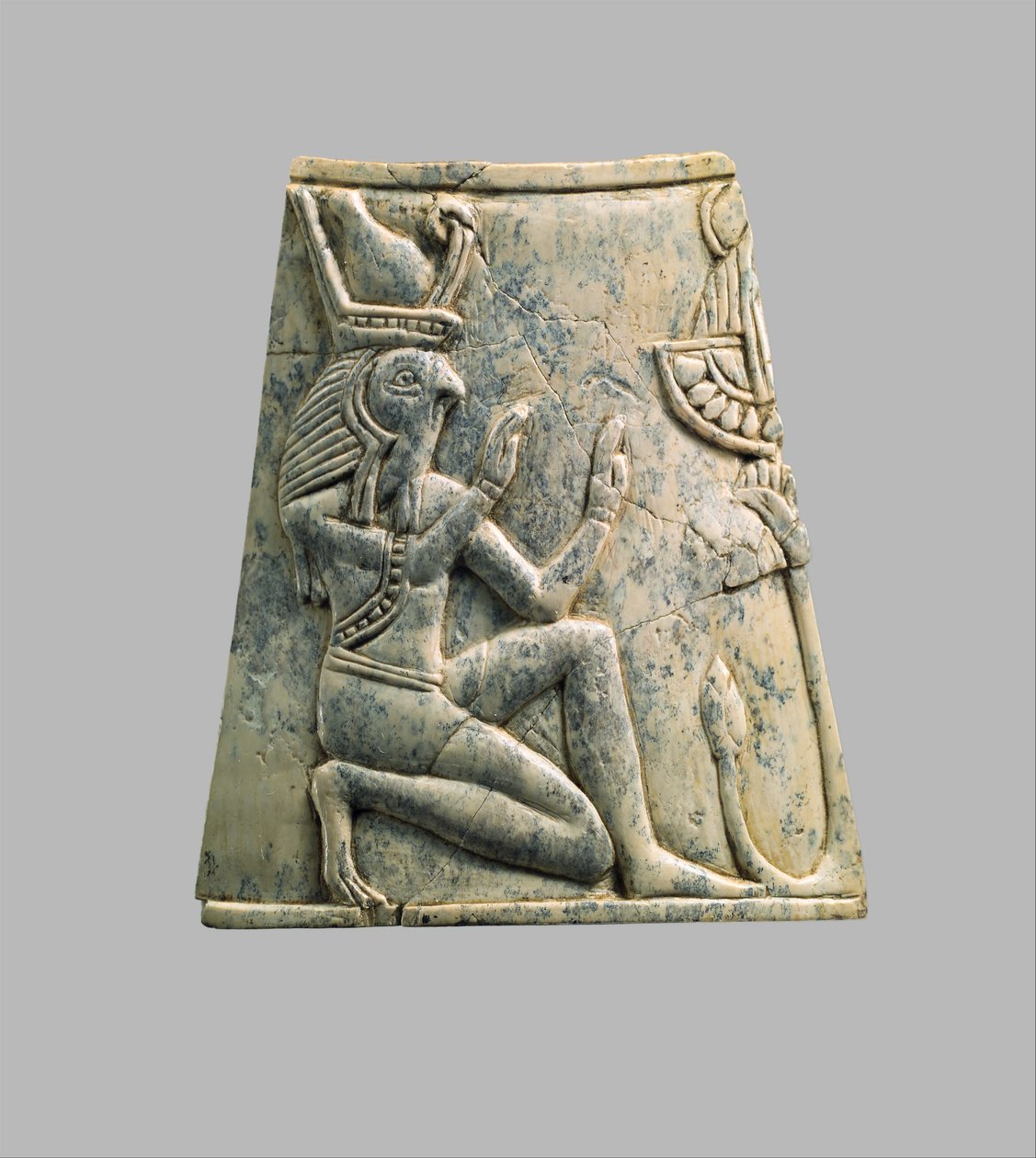 Emléktábla Sólyomfejű Re-vel, Felső- és Alsó-Egyiptom koronáját viselő, Kr.e. 8–7. század alkotó: Neo Assyrian