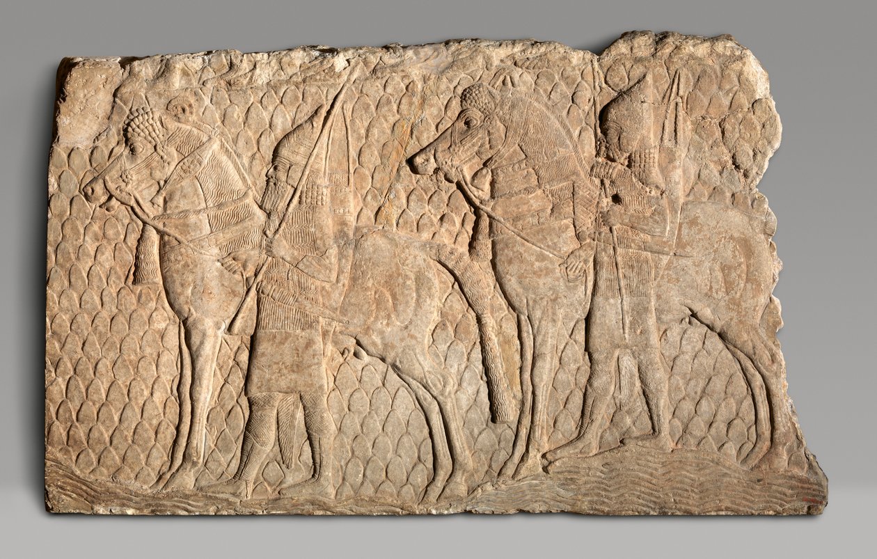 Domborműtöredék: lovas katonák egy patak mentén hegyvidéki terepen, i. e. 704–681 körül. (gipsz alabástrom) alkotó: Neo Assyrian
