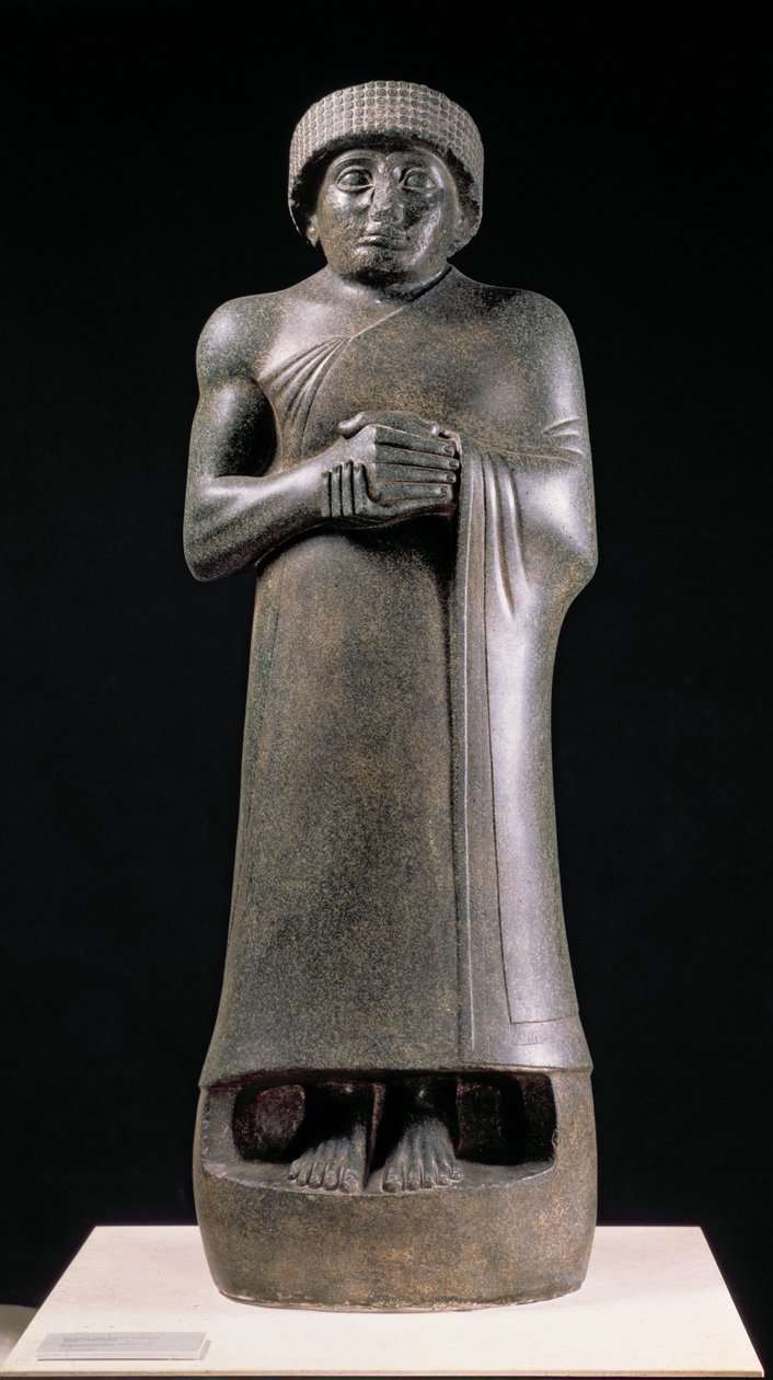 Egy összekulcsolt kezű király szobra, valószínűleg Gudea, Lagash hercege Tellohból (ókori Girsu) Kr.e. 2130 körül (diorit) alkotó: Neo Sumerian Neo Sumerian